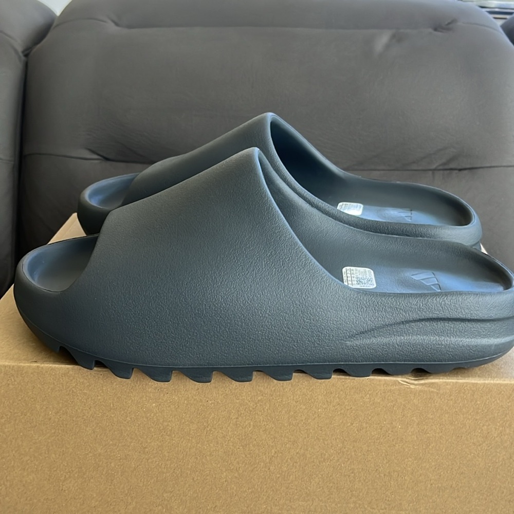 YZY Slide ‘Slate Grey’  Made by Adidas